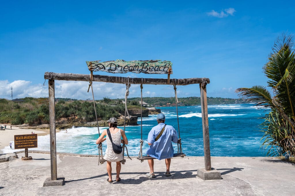 Paar schaukelt am Dream Beach