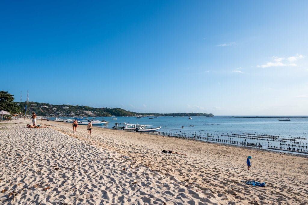 Boote und Spaziergänger am Jungutbatu Beach
