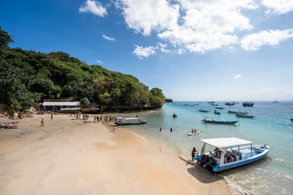 Ausblick auf den Coconut Beach auf Nusa Lembongan