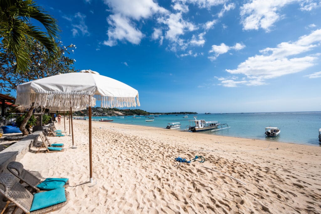 Sonnenschirme am nördlichen Abschnitt des Jungutbatu Beach