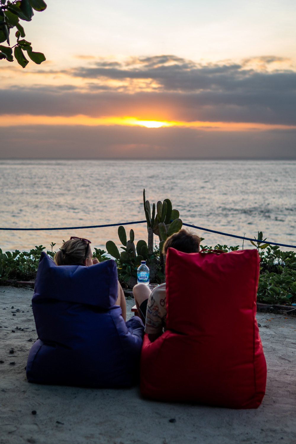 nusa lembongan (53) Touristen beobachten den Sonnenuntergang in der Cloudland Bar Lembongan
