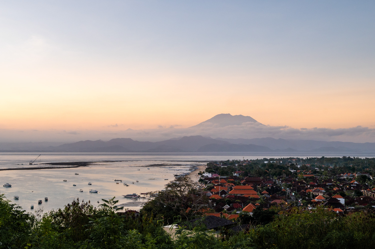 nusa lembongan (54) Ausblick auf Jungutbatu und den Agung auf Bali vom Panorama Point