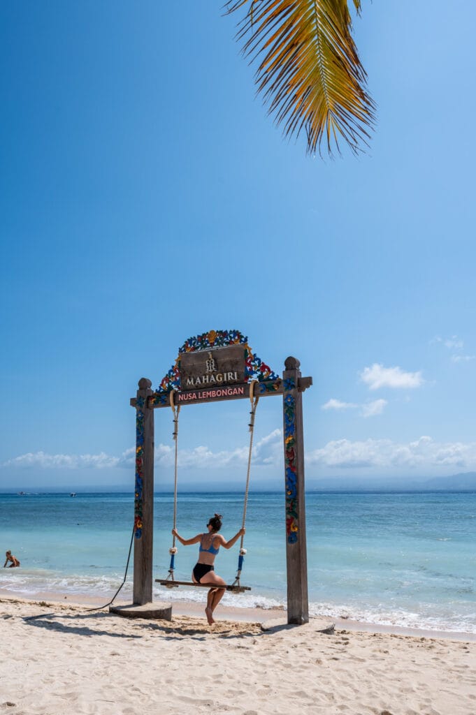 Frau schaukelt am White Sand Beach auf Nusa Lembongan
