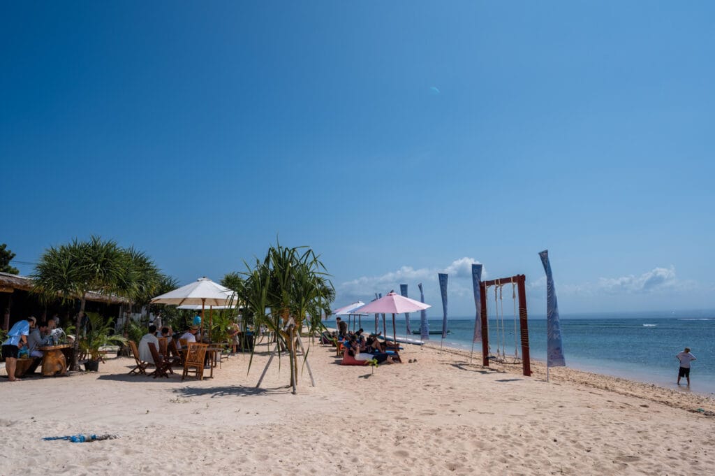 Strandrestaurants an der ruhigen Nordküste von Nusa Lembongan