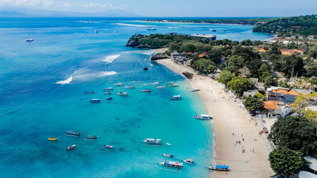 Drohnenfoto der Mushroom Bay auf Nusa Lembongan