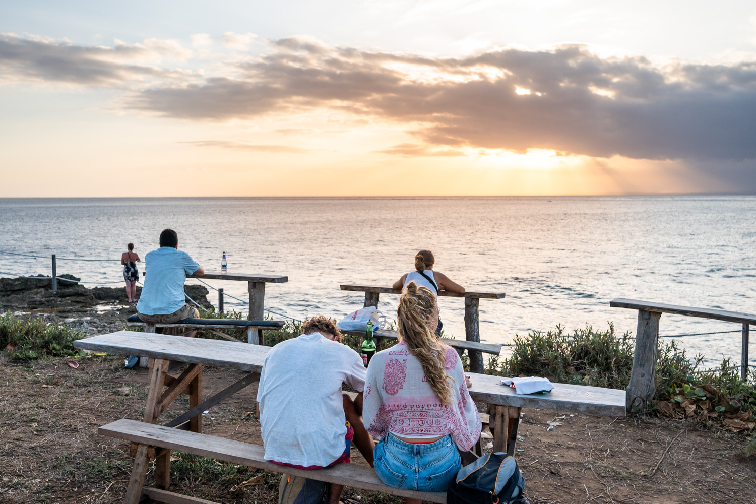 nusa lembongan (7) Urlauber beobachten den Sonnenuntergang an den Devils Tears auf Nusa Lembongan