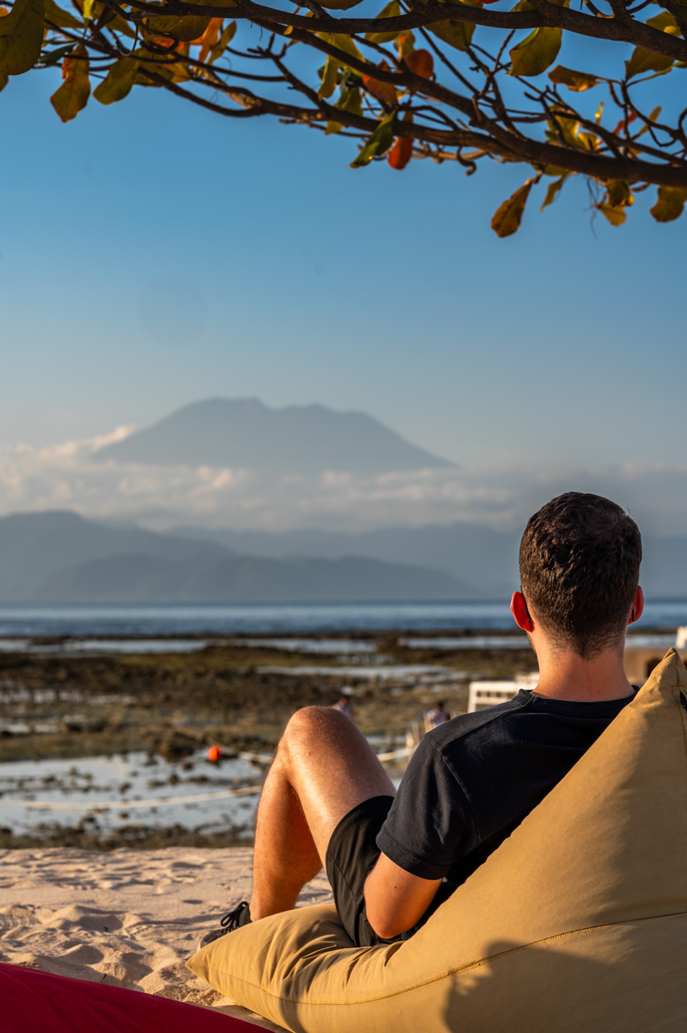 nusa lembongan (72) Ich blicke vom White Sand Beach in Richtung Agung auf Bali zum Sonnenuntergang