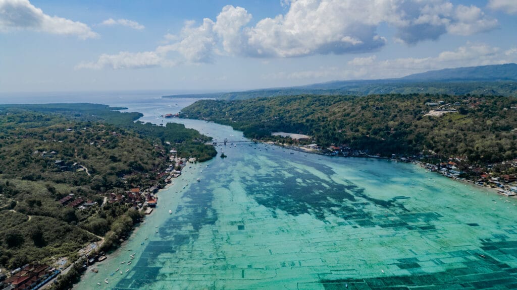 Drohnenfoto der Meerenge zwischen Nusa Lembongan und Nusa Ceningan