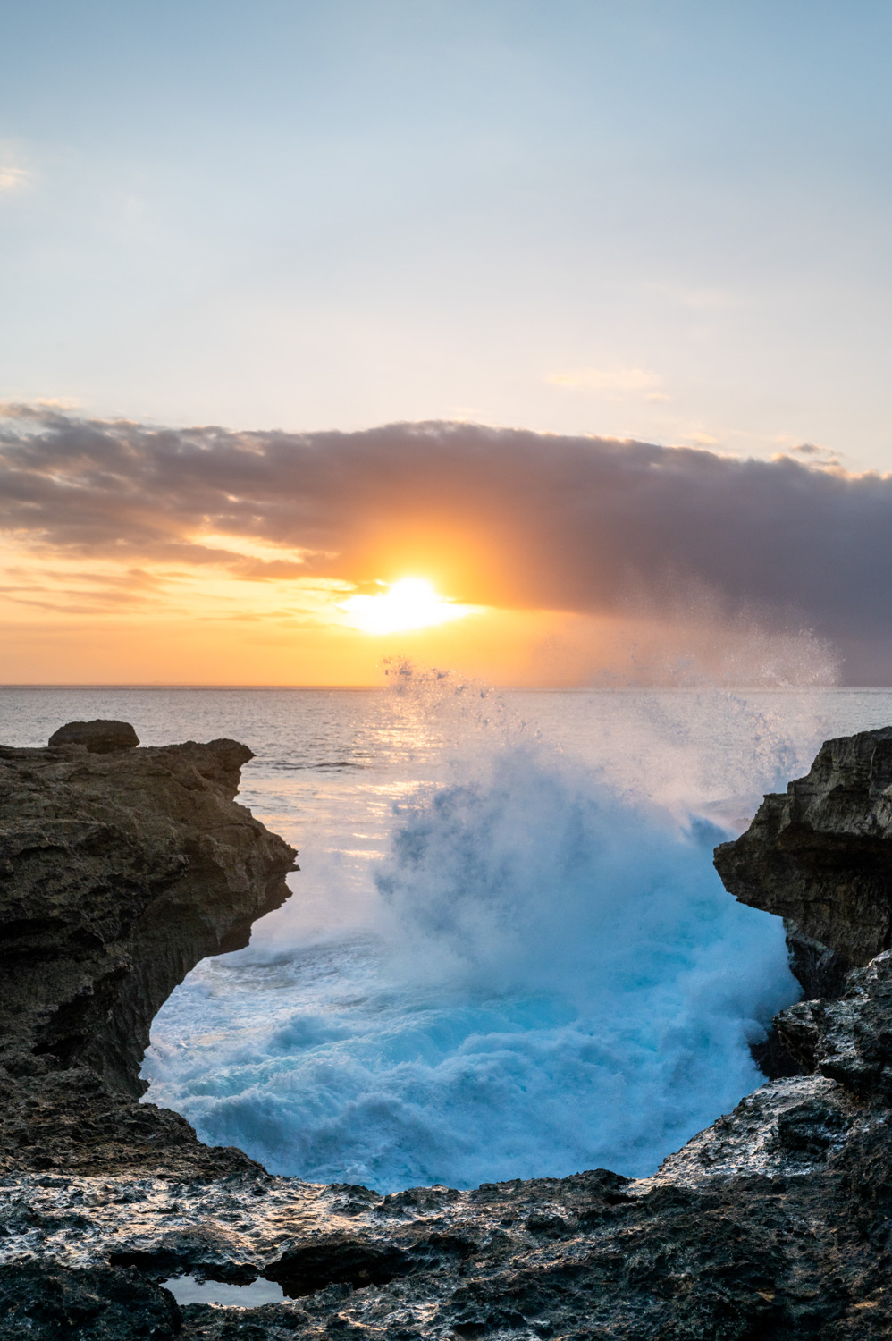 nusa lembongan (8) Springwelle zum Sonnenuntergang an den Devils Tears auf Nusa Lembongan