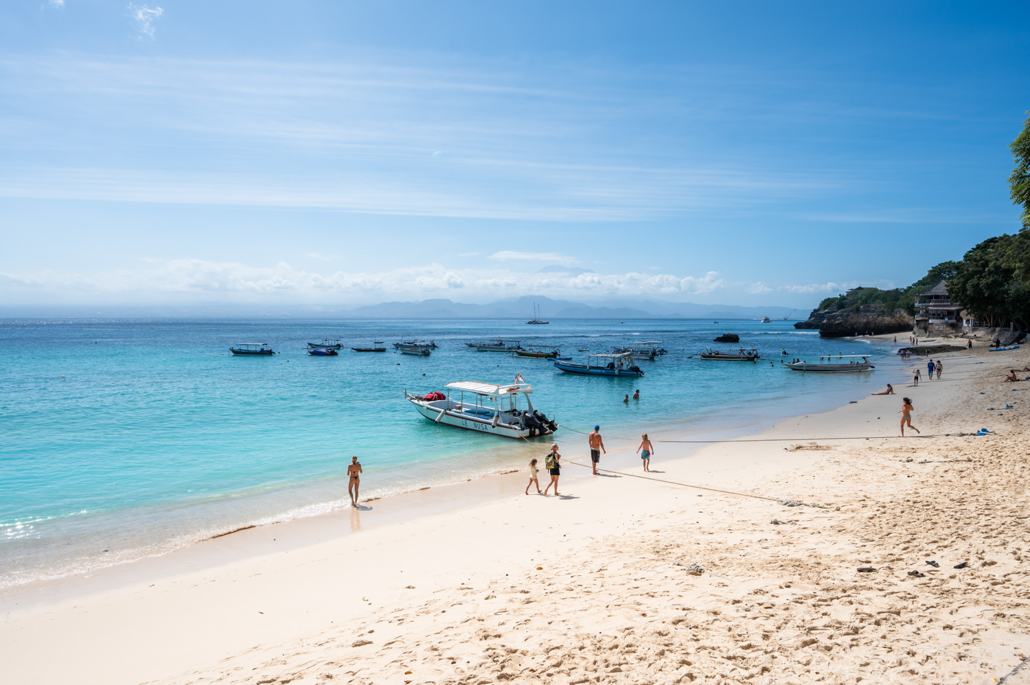 nusa lembongan hotels (22) Boote und Urlauber beim Baden in der Mushroom Bay