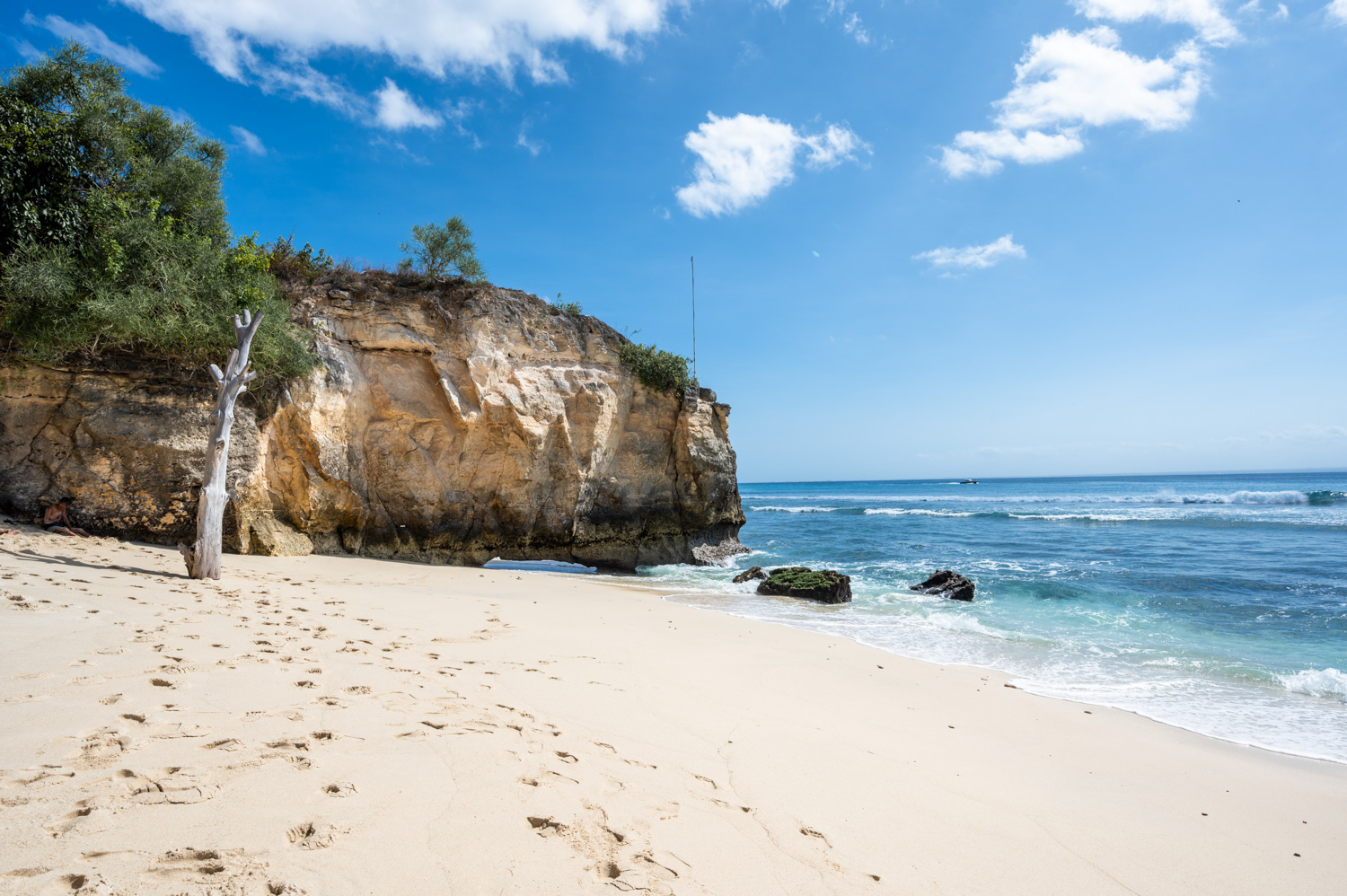nusa lembongan strände (15) Felsen trennen den Hidden Beach vom Mushroom Bay Beach ab