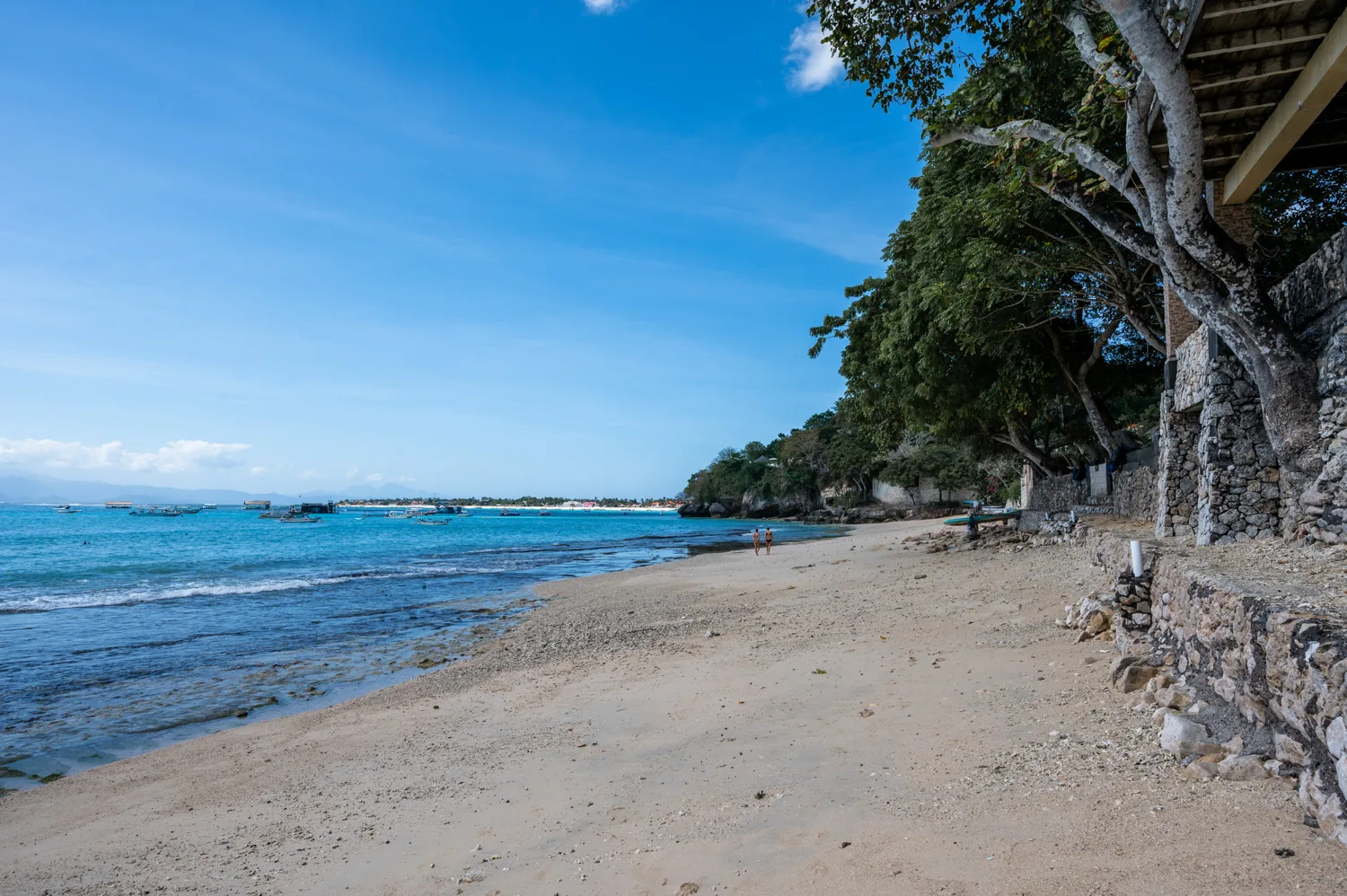 nusa lembongan strände (17) Grober Sand und Felsen am Tamarind Beach