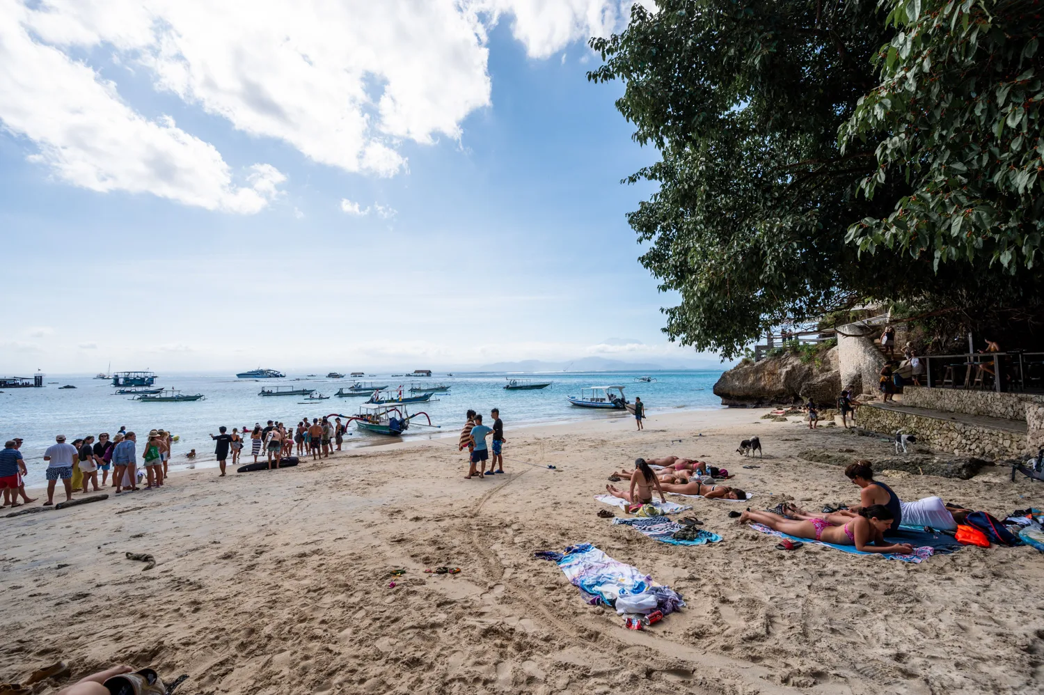 nusa lembongan strände (18) Viele Menschen am Coconut Beach