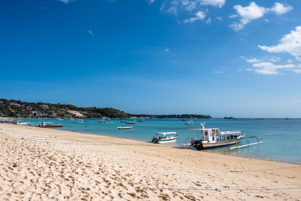 Schorcheltouren legen direkt am Jungutbatu Beach ab
