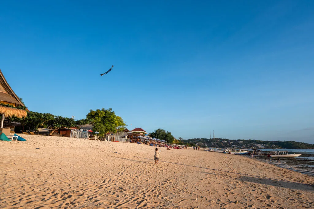 Sonnenuntergangsstimmung am Jungutbatu Beach zur Hauptsaison