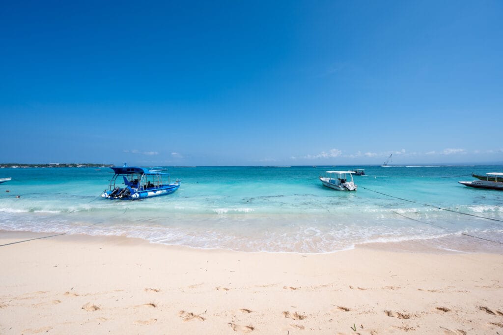 Boote bei Flut am Jungutbatu Beach