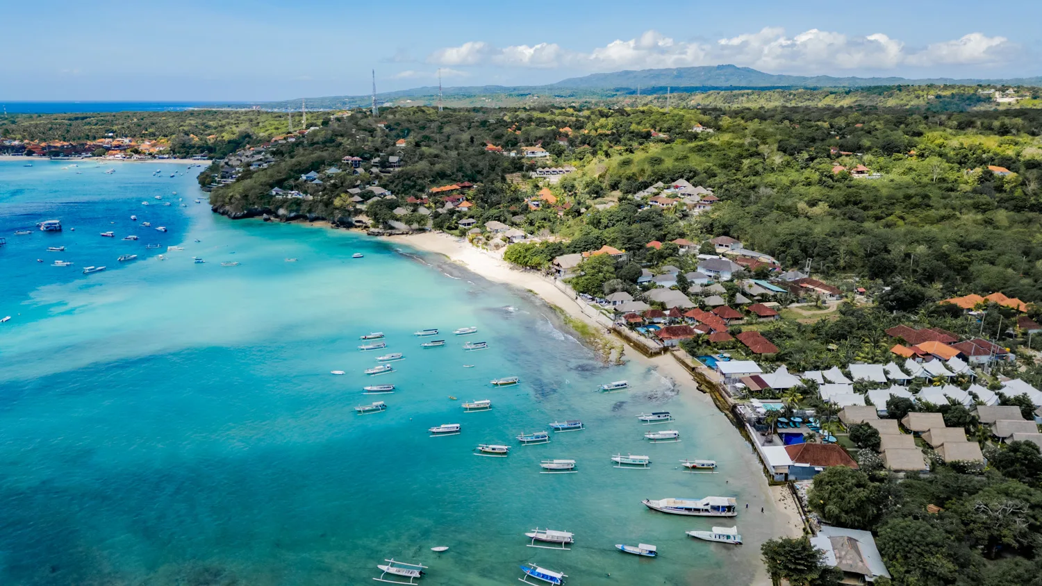 nusa lembongan strände (31) Drohnenfoto von vielen Booten am Tamarind Beach
