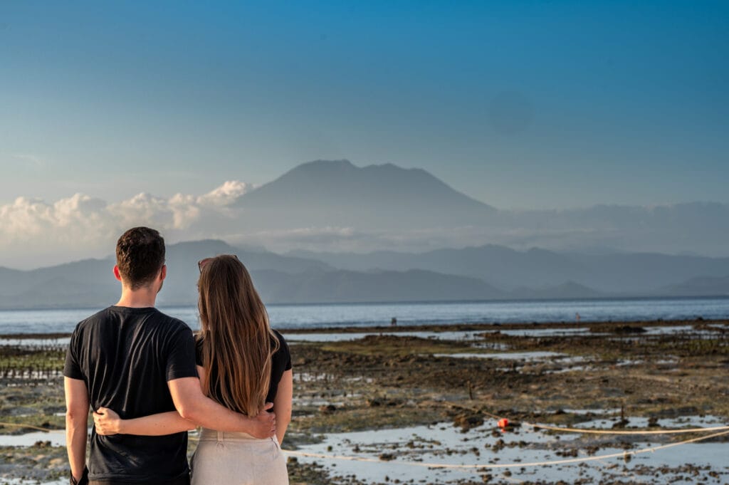Wir beide blicken am White Sand Beach von Nusa Lembongan auf den Agung auf Bali