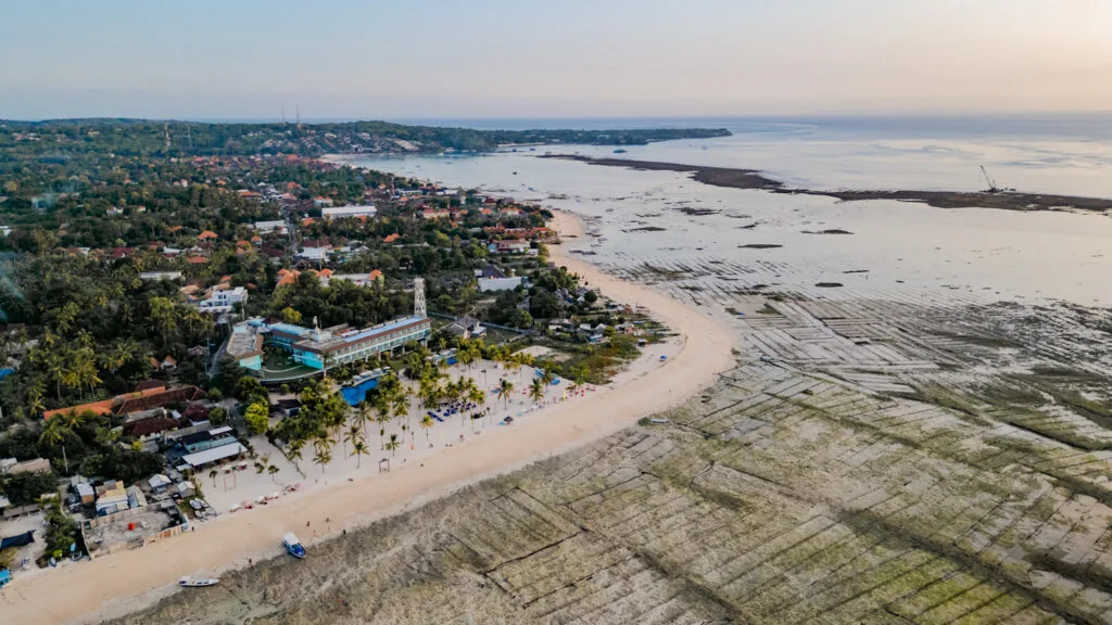 Jungutbatu Beach bei Ebbe mit freigelegten Seegrasfeldern