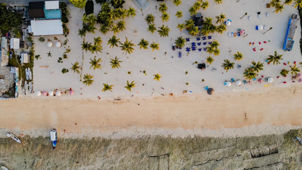 Vogelperspektive auf den White Sand Beach auf Nusa Lembongan