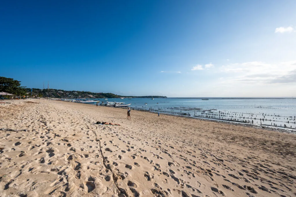 Blick auf den südlichen Abschnitt des Jungutbatu Beach bei Ebbe