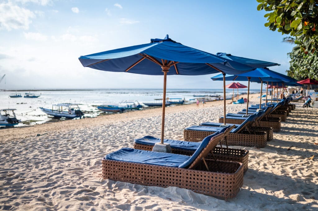 Sonnenliegen am Jungutbatu Beach