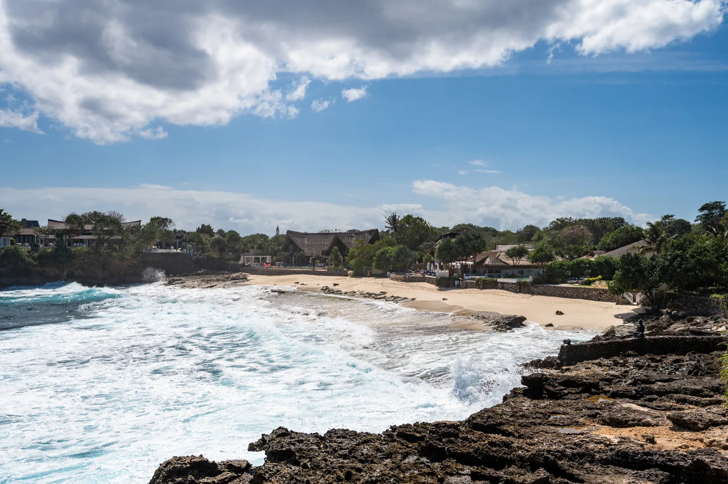 nusa lembongan strände (8) Starke Wellen am Sandy Bay Beach