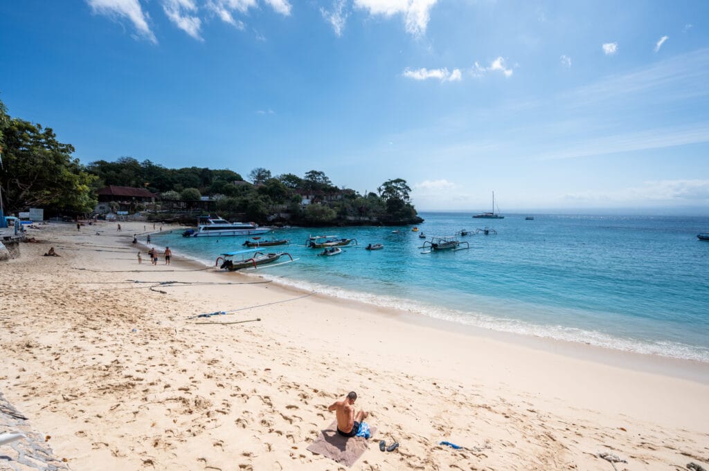 Mann sonnt sich in der Mushroom Bay