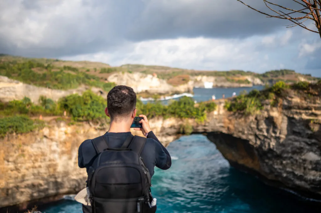Alex fotografiert die Felsformationen am Broken Beach