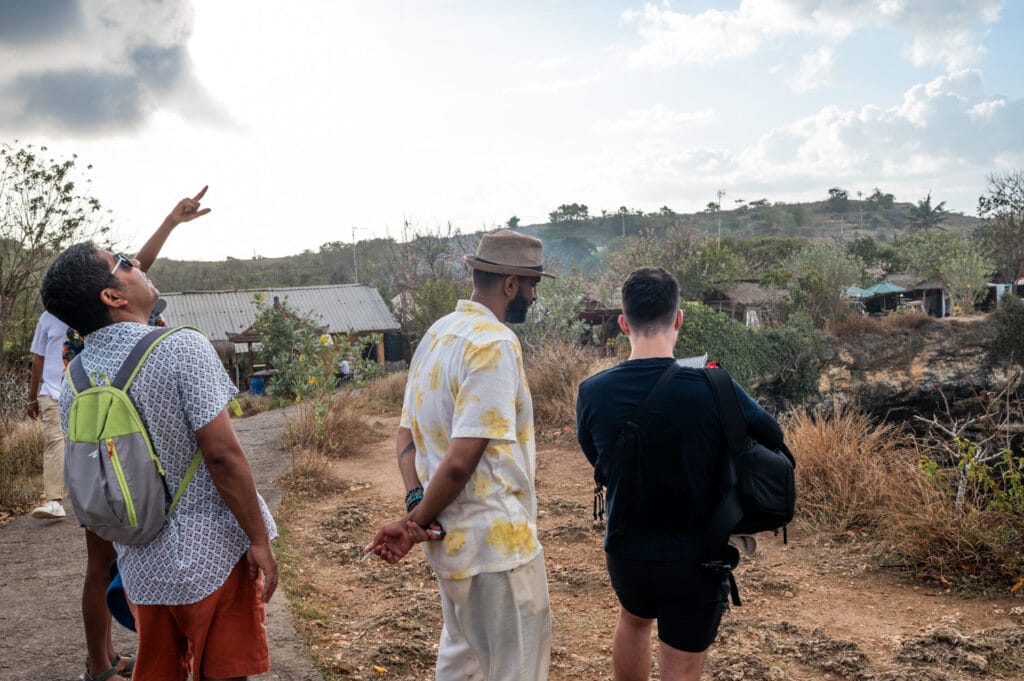 Alex zeigt anderen Touristen am Angels Billabong und Broken Beach seine Drohnenvideos