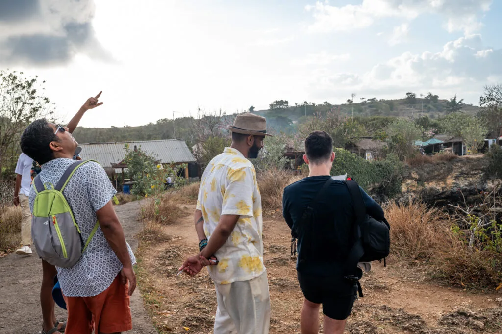 Alex zeigt anderen Touristen am Angels Billabong und Broken Beach seine Drohnenvideos