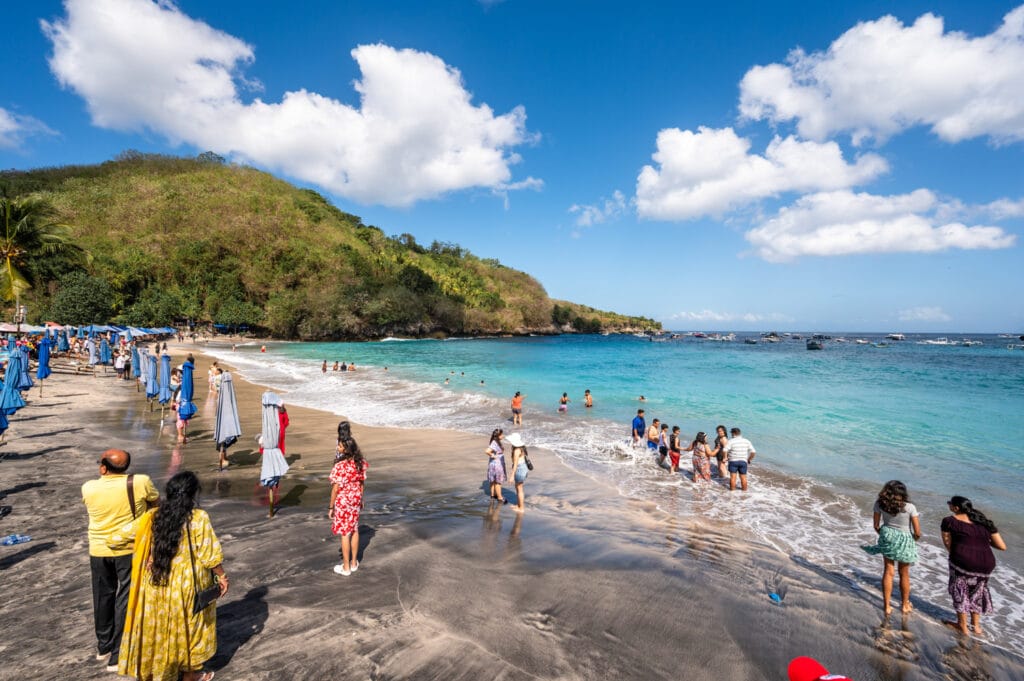Viele Tagestouristen und Boote zum Schnorcheln bei Flut in der Crystal Bay