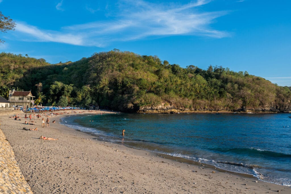 Nusa Penida Crystal Bay bei Sonnenuntergangsstimmung