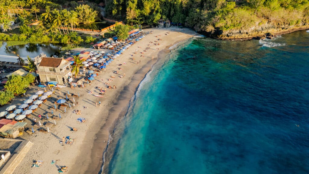 Drohnenfoto von Sonnenschirmen und Liegen in der Nusa Penida Crystal Bay