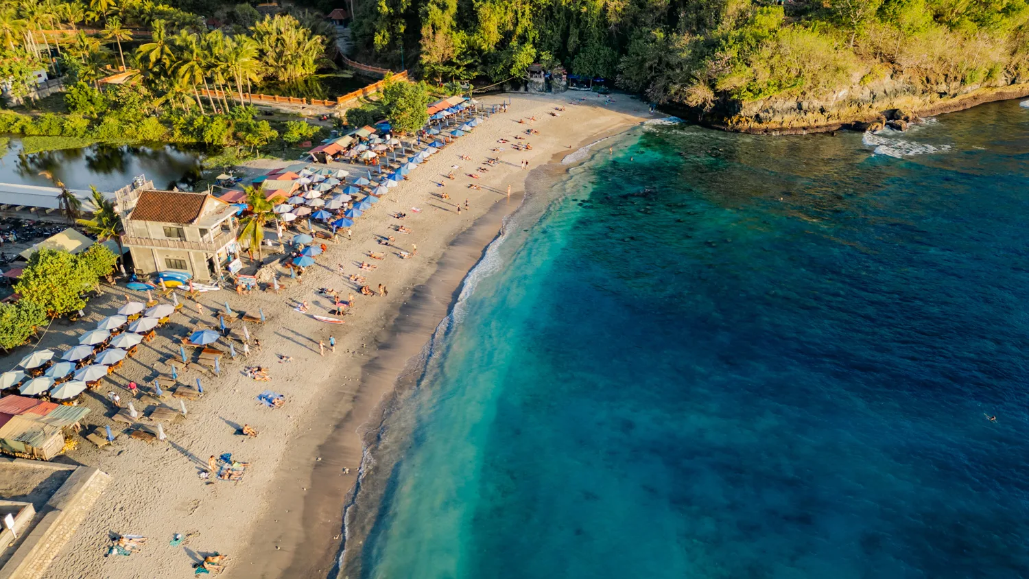 Drohnenfoto von Sonnenschirmen und Liegen in der Nusa Penida Crystal Bay
