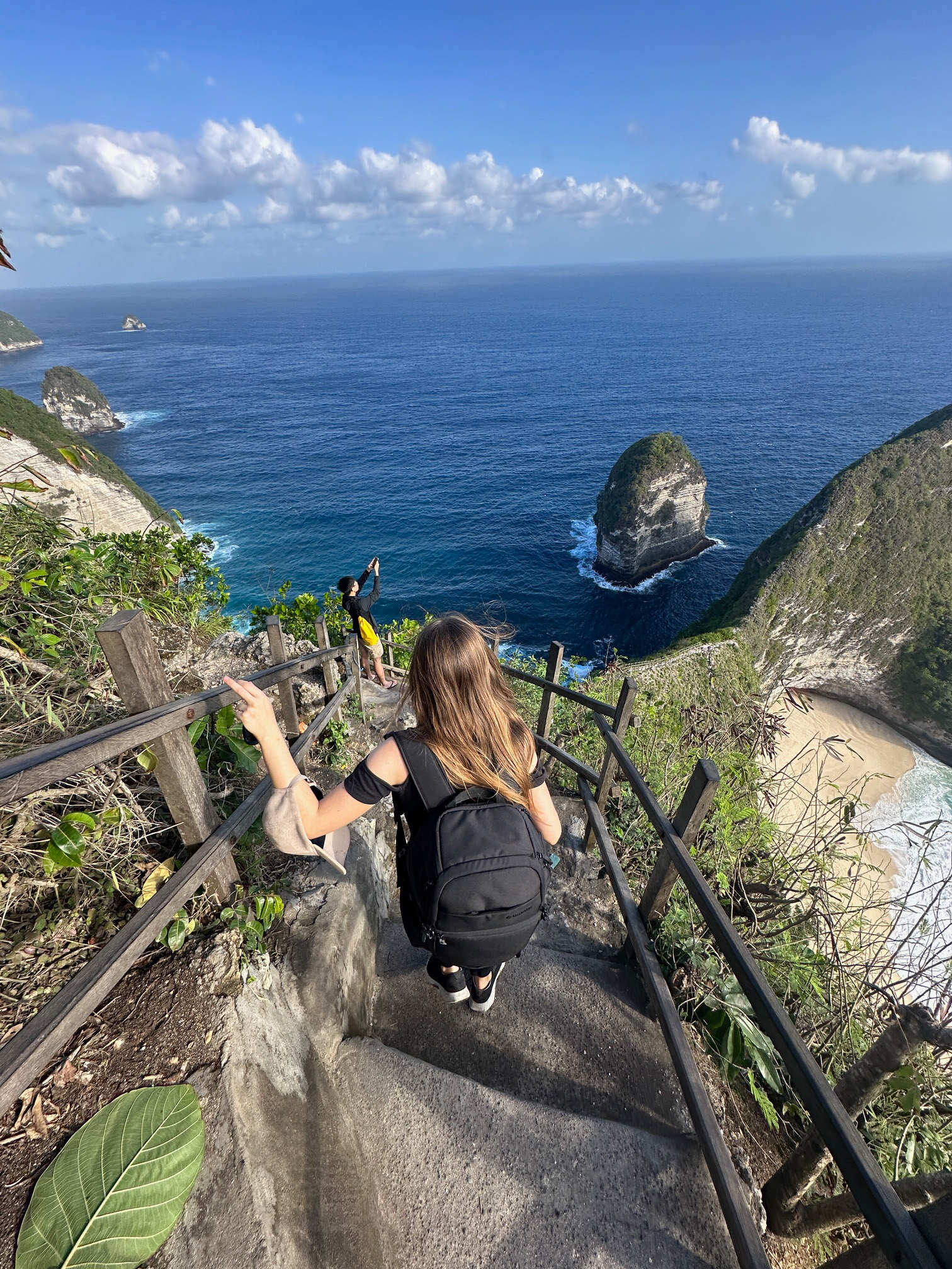 nusa penida sehenswuerdigkeiten (16) Vanessa auf dem Abstieg zum Kelingking Beach auf Nusa Penida