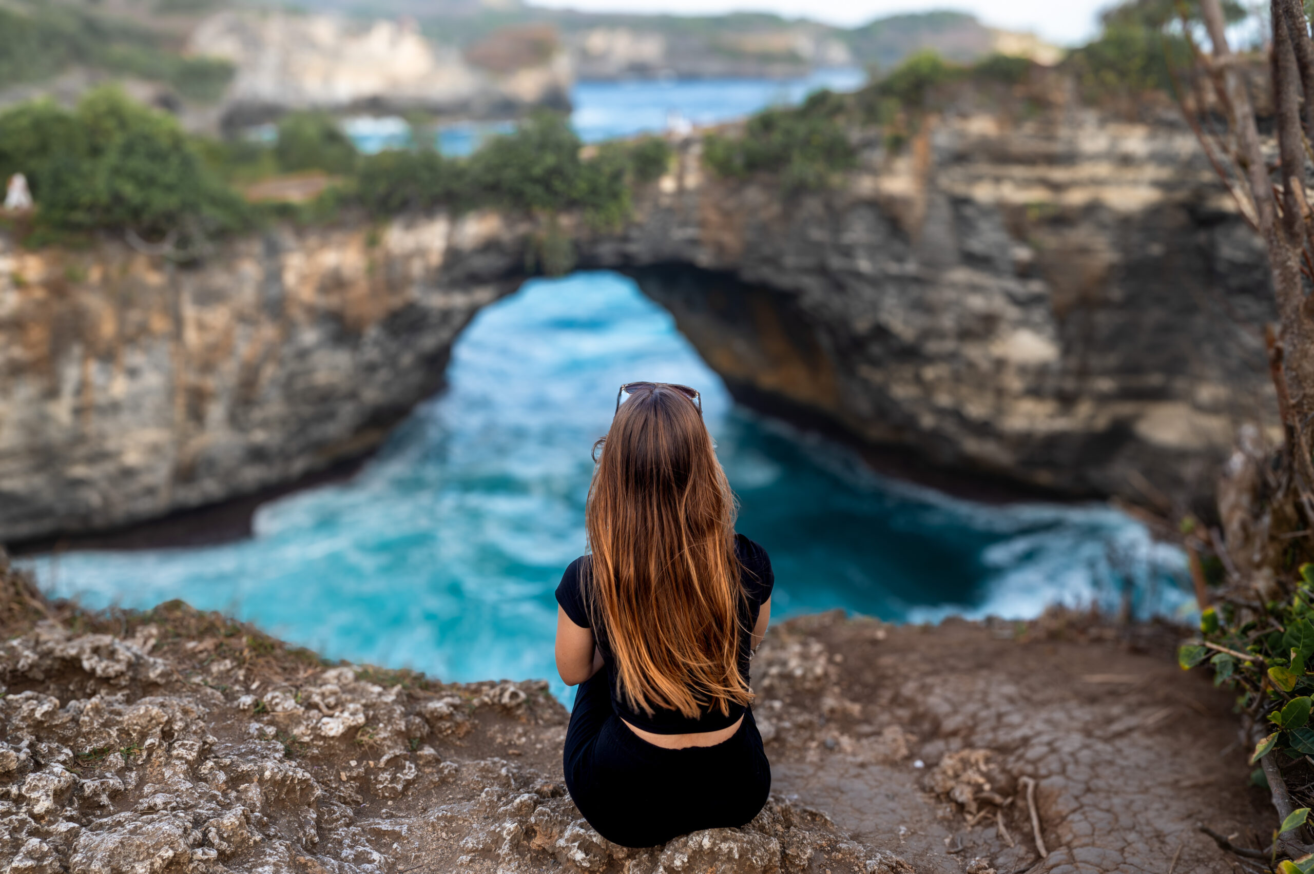 nusa penida sehenswuerdigkeiten (18) Vanessa am Broken Beach auf Nusa Penida