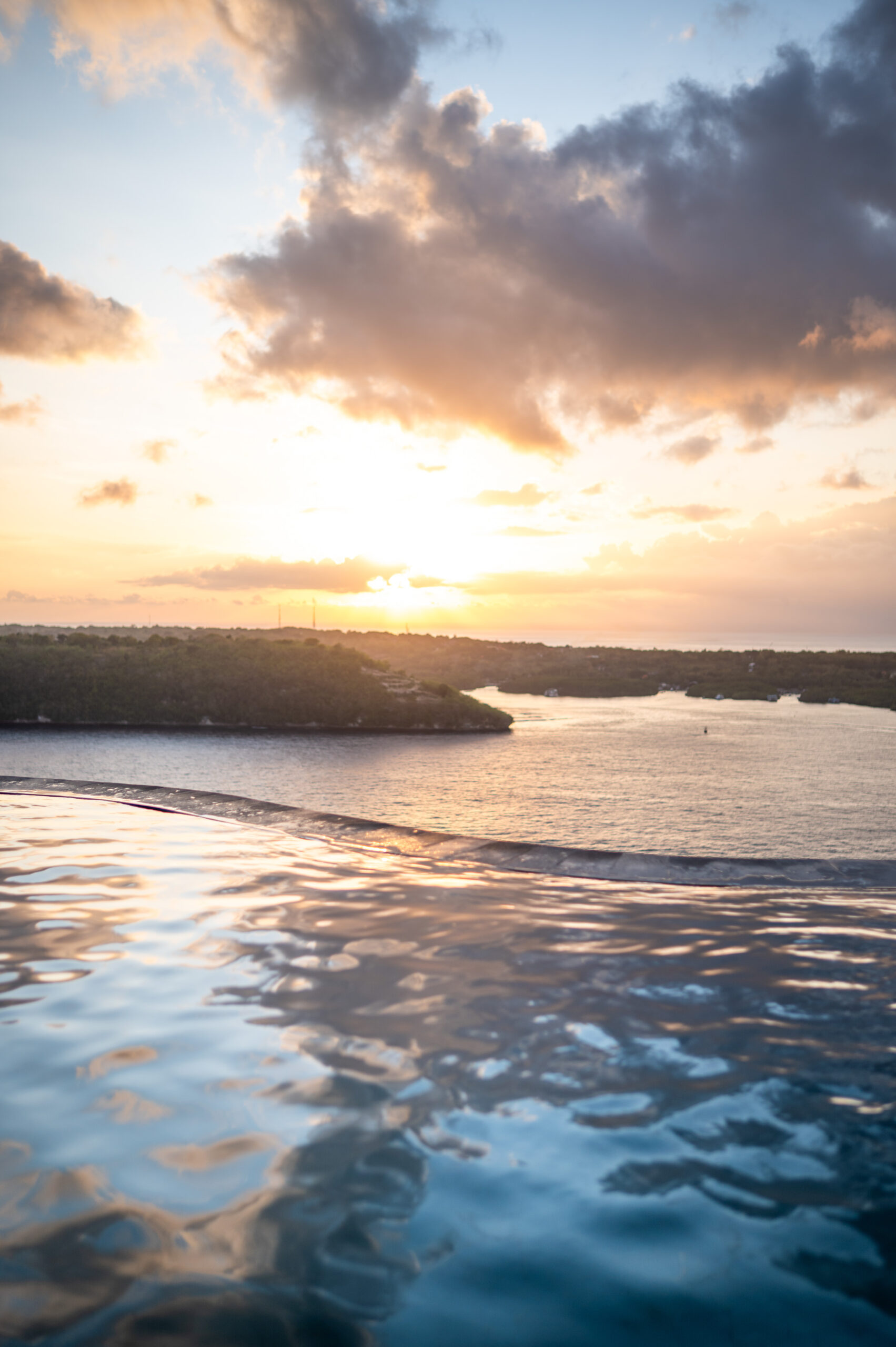 nusa penida sehenswuerdigkeiten (19) Ausblick vom Pool im Amarta Penida in Richtung Nusa Lembongan und Nusa Ceningan zum Sonnenuntergang