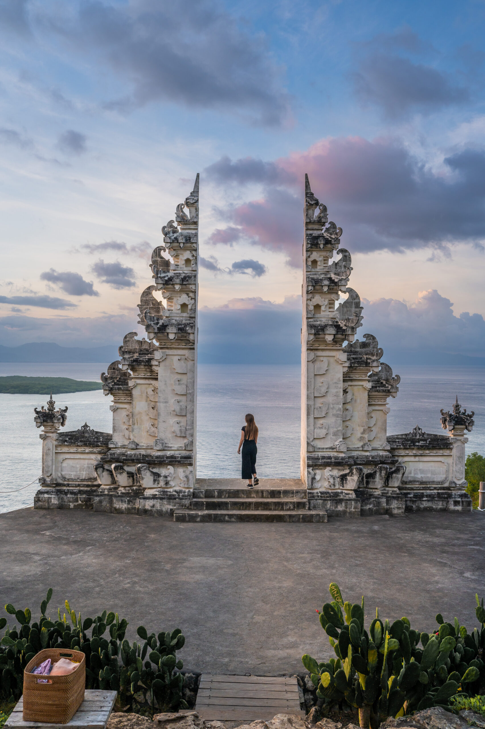 nusa penida sehenswuerdigkeiten (20) Vanessa vor dem balinesischen Tor im Amarta Penida