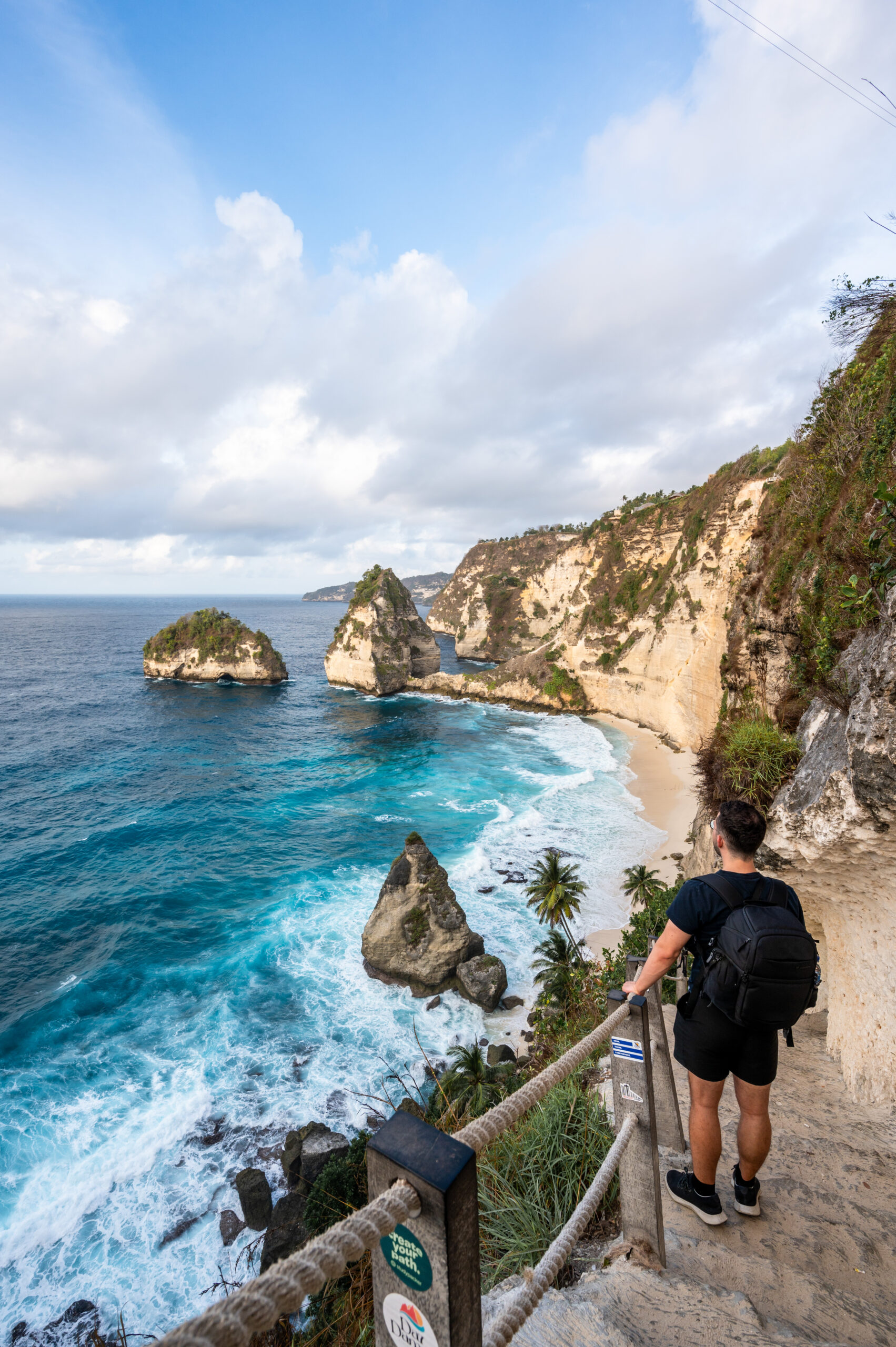 nusa penida sehenswuerdigkeiten (21) Alex auf der Treppe zum Diamond Beach auf Nusa Penida