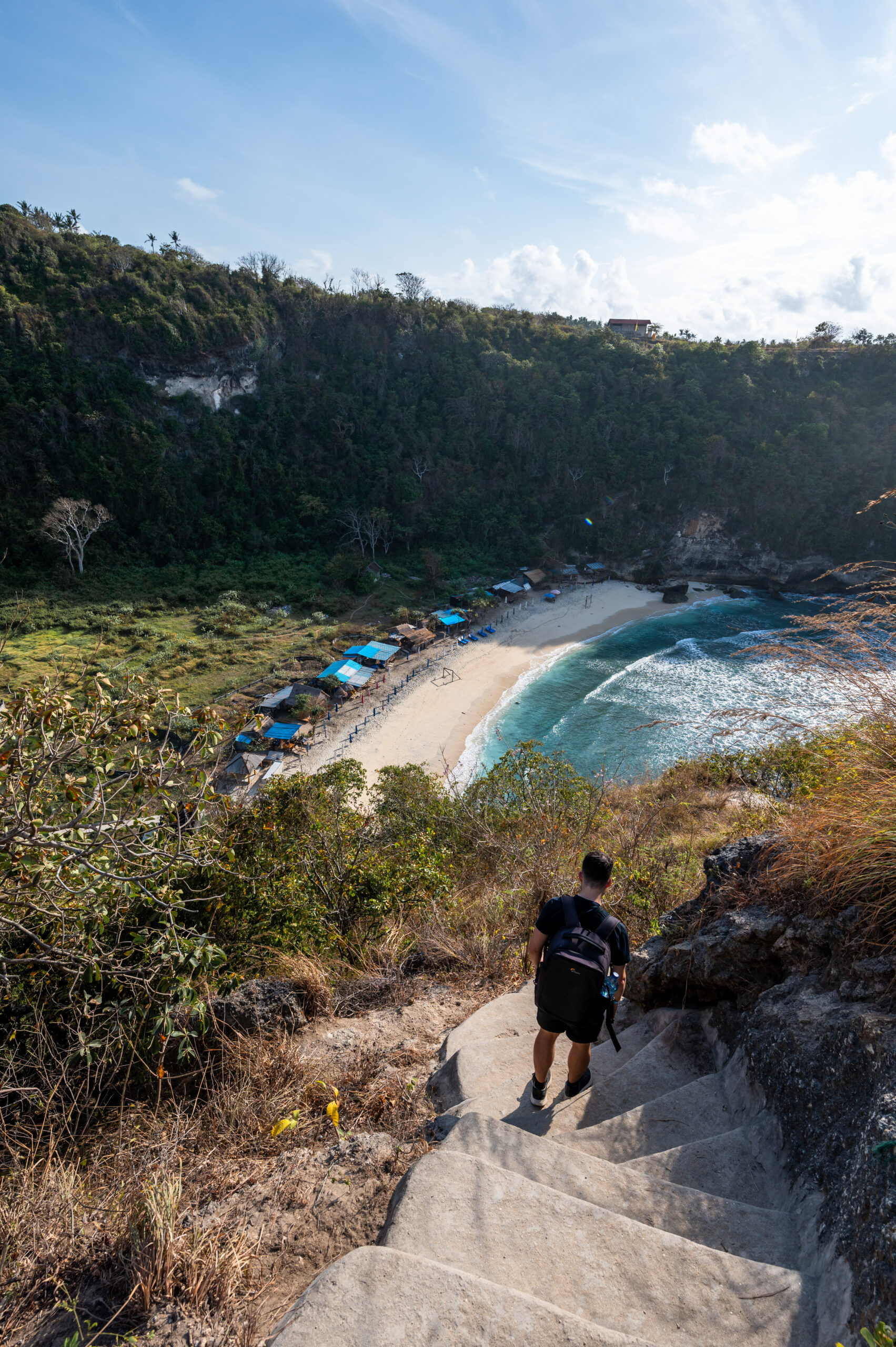 nusa penida sehenswuerdigkeiten (23) Alex beim Abstieg zum Atuh Beach auf Nusa Penida