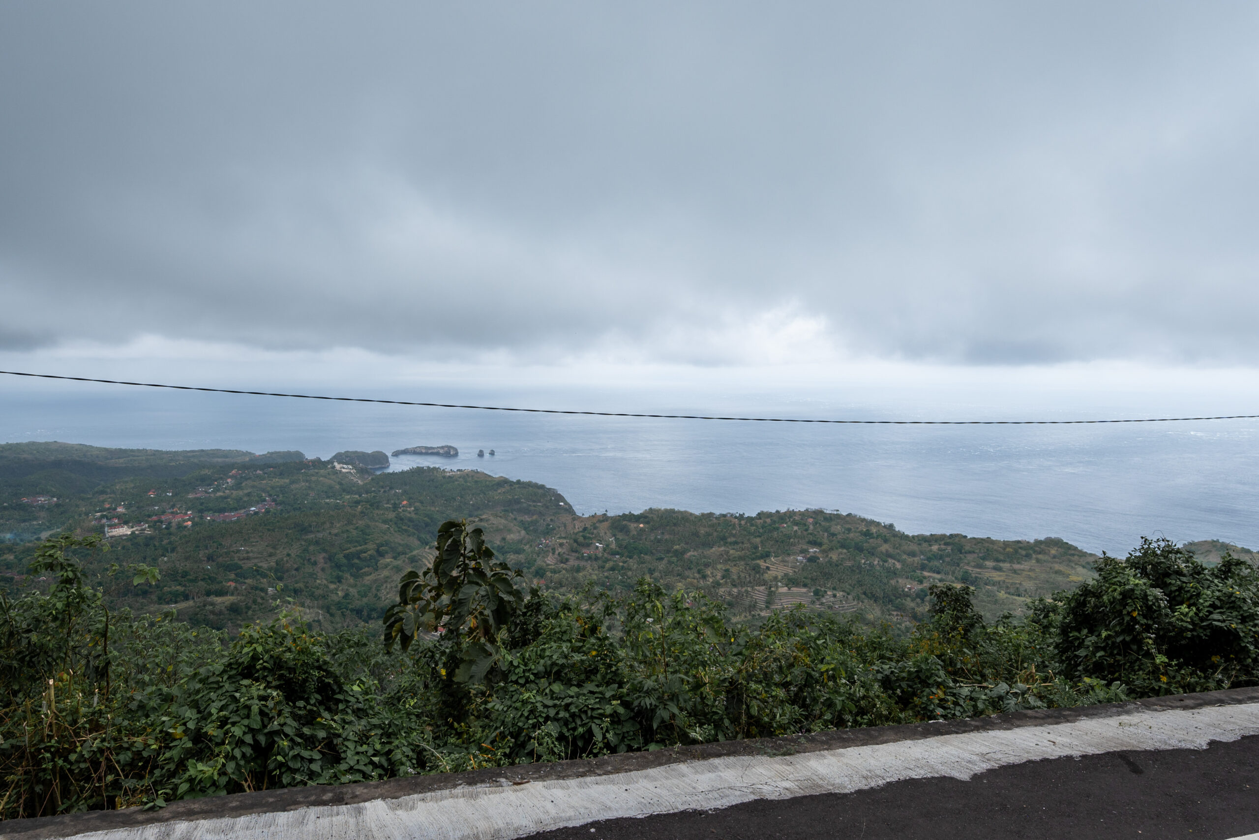 nusa penida sehenswuerdigkeiten (27) Ausblick vom Pura Tunjuk Pusuh auf Nusa Penidas Ostküste