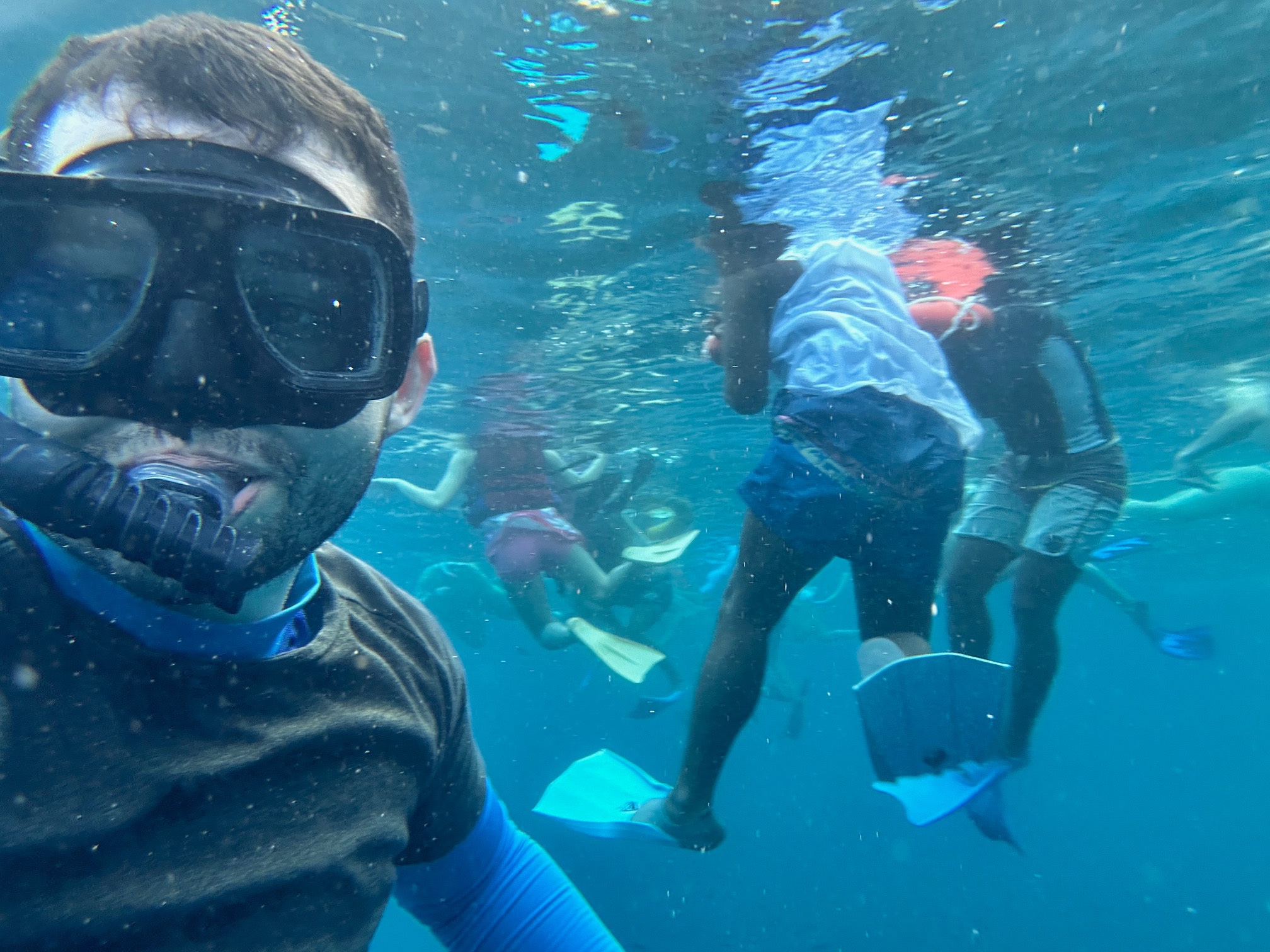 nusa penida sehenswuerdigkeiten (3) Alex schnorchelt mit vielen Menschen am Manta Point auf Nusa Penida