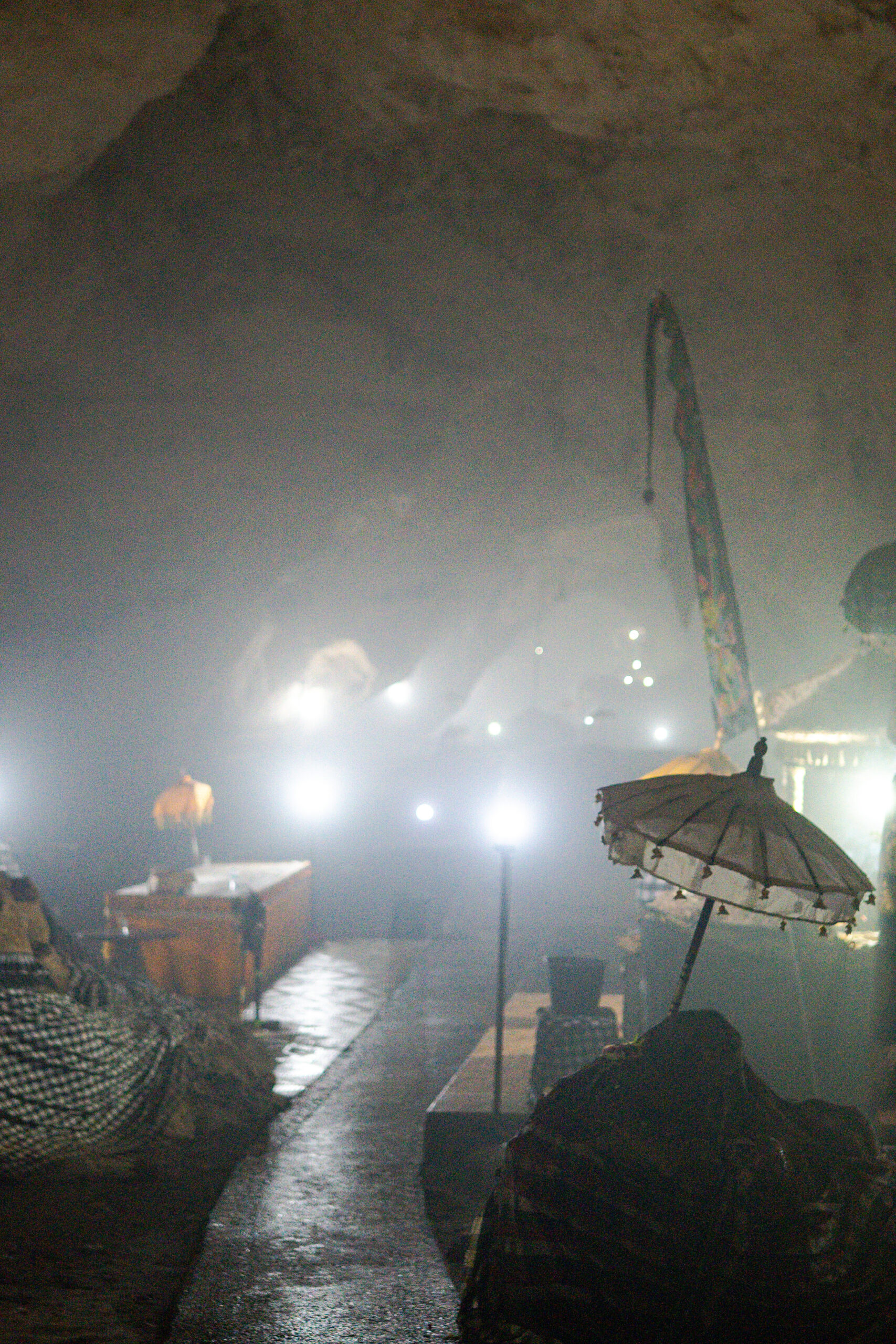nusa penida sehenswuerdigkeiten (30) Nebel im Höhlentempel Goa Giri Putri