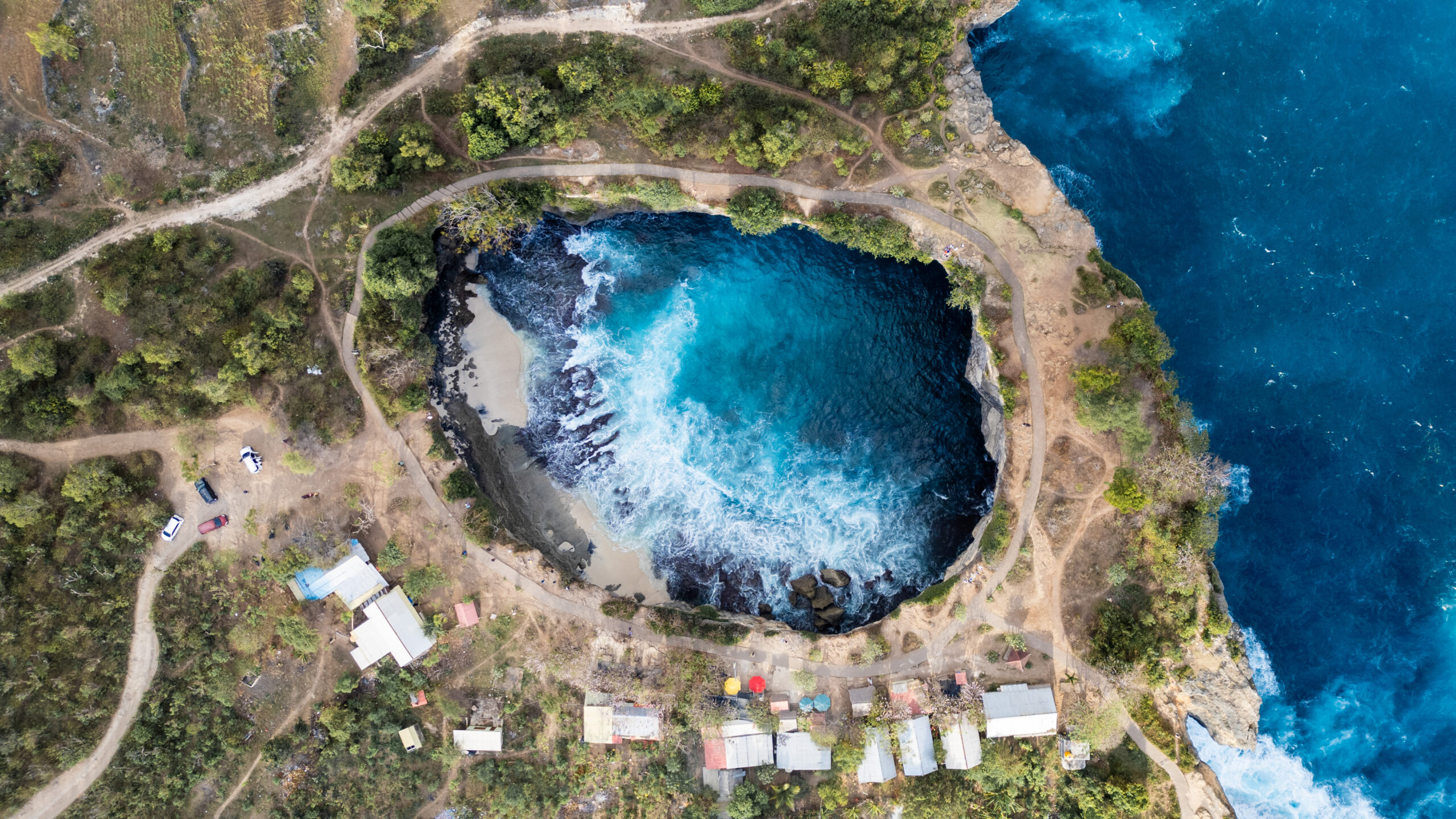 nusa penida sehenswuerdigkeiten (32) Drohnenfoto des Broken Beach auf Nusa Penida
