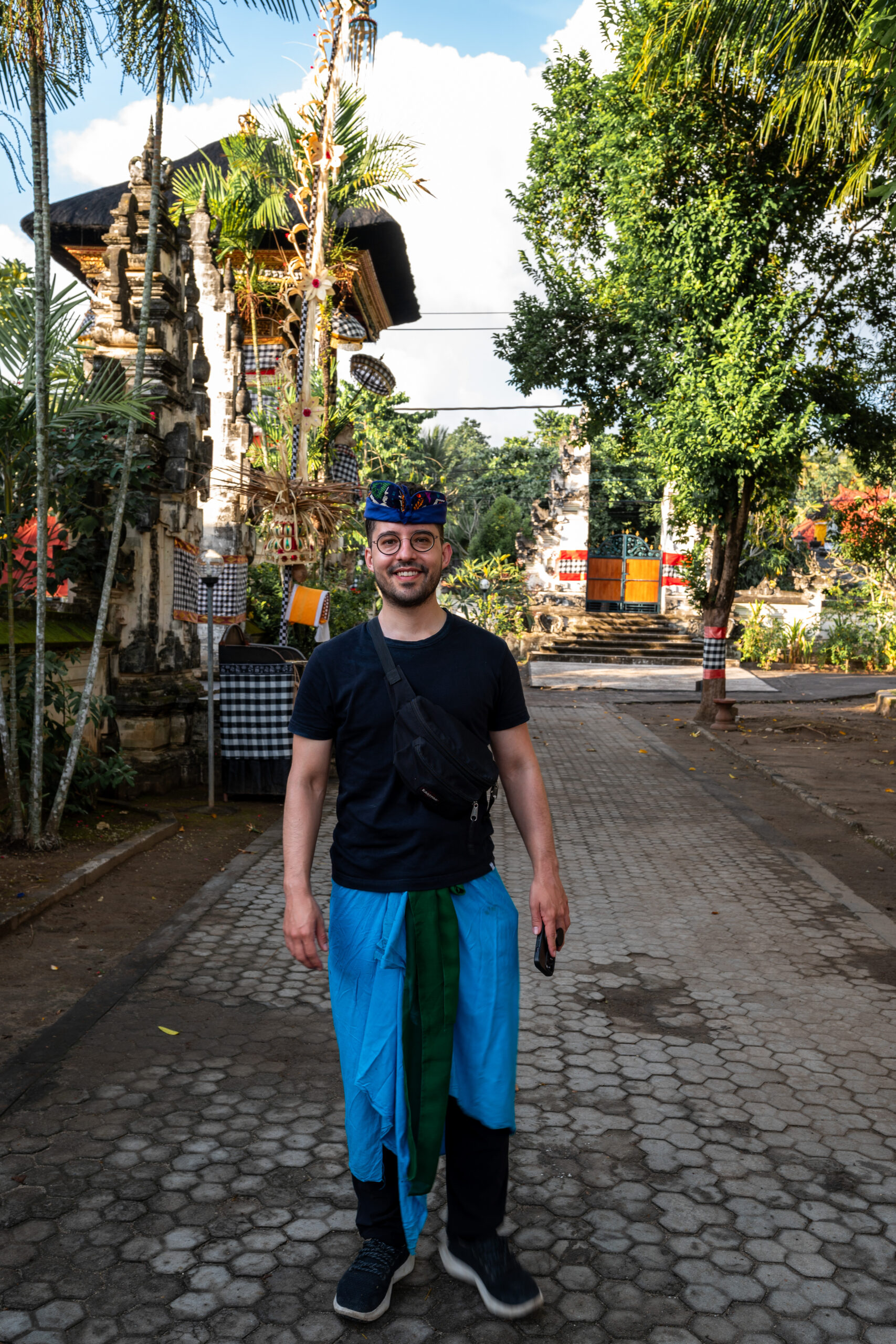 nusa penida sehenswuerdigkeiten (35) Alex im traditionellen balinesischen Outfit im Pura Penataran Ped