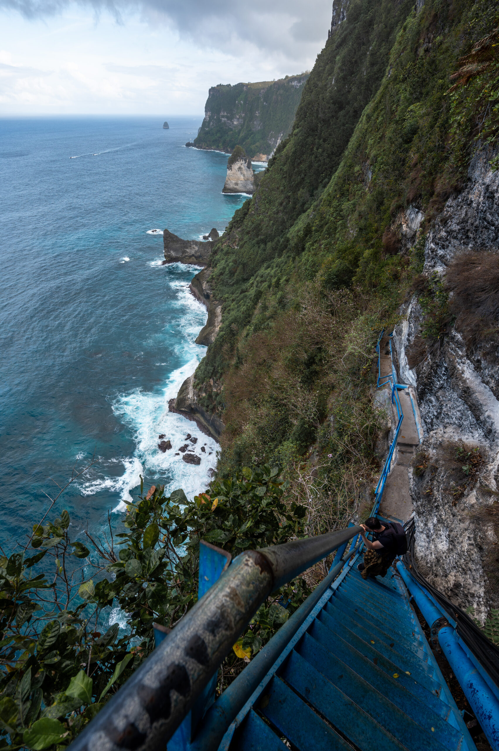 nusa penida sehenswuerdigkeiten (37) Alex auf den steilen Treppen am Guyangan Waterfall