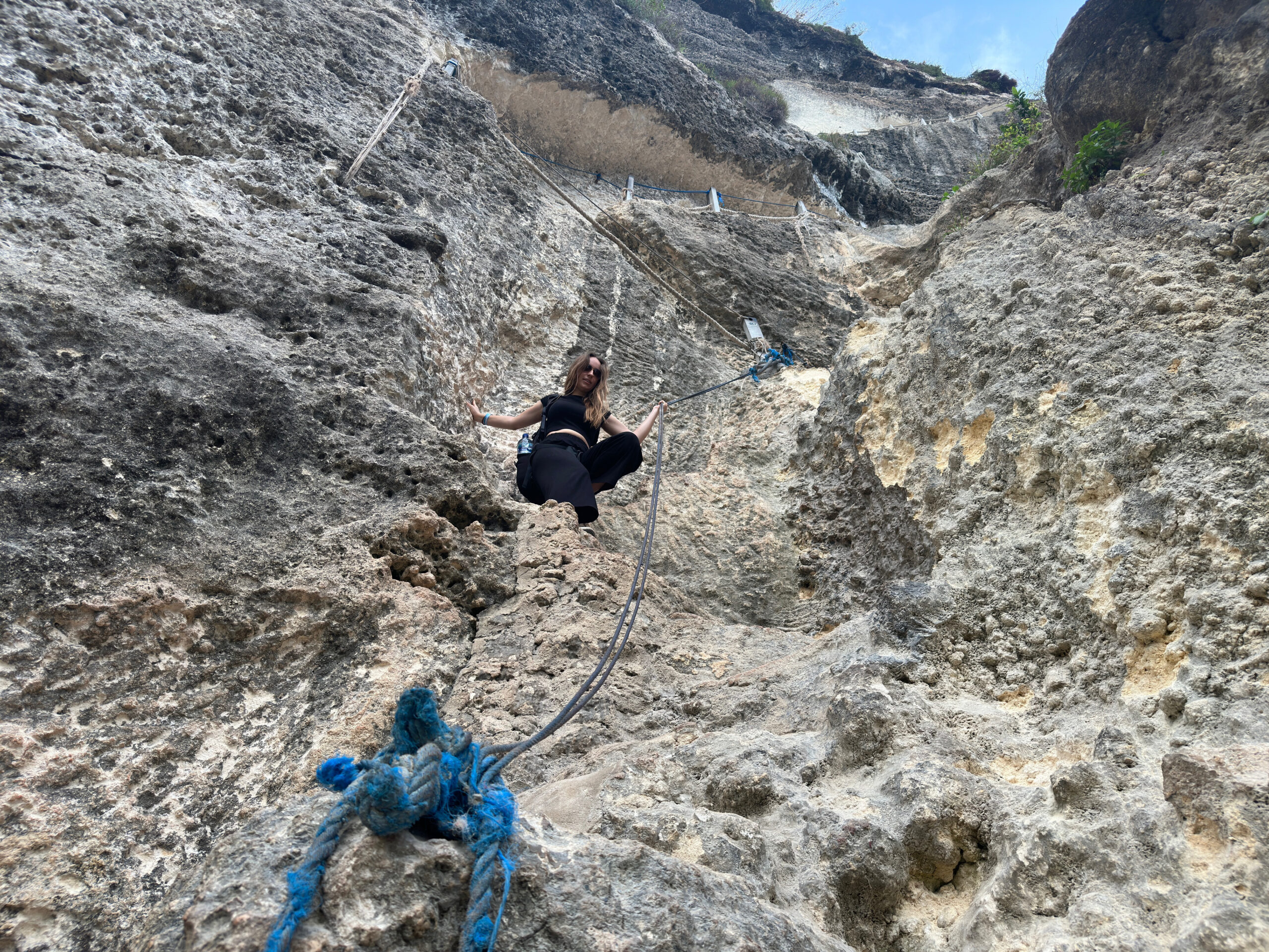 nusa penida sehenswuerdigkeiten (4) Vanessa klettert hinab zum Diamond Beach auf Nusa Penida