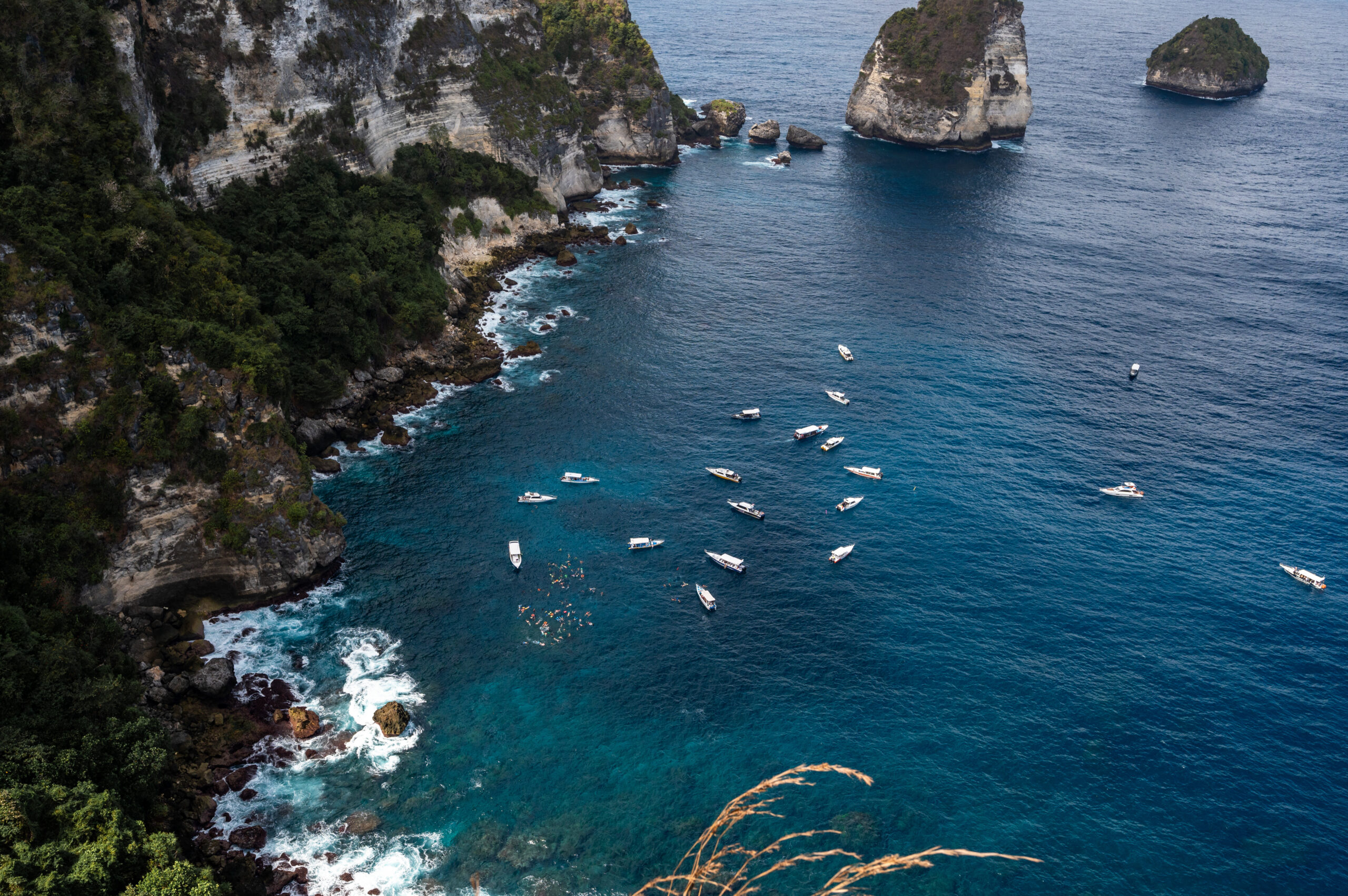 nusa penida sehenswuerdigkeiten (41) Ausblick auf Boote vom Manta Cliff