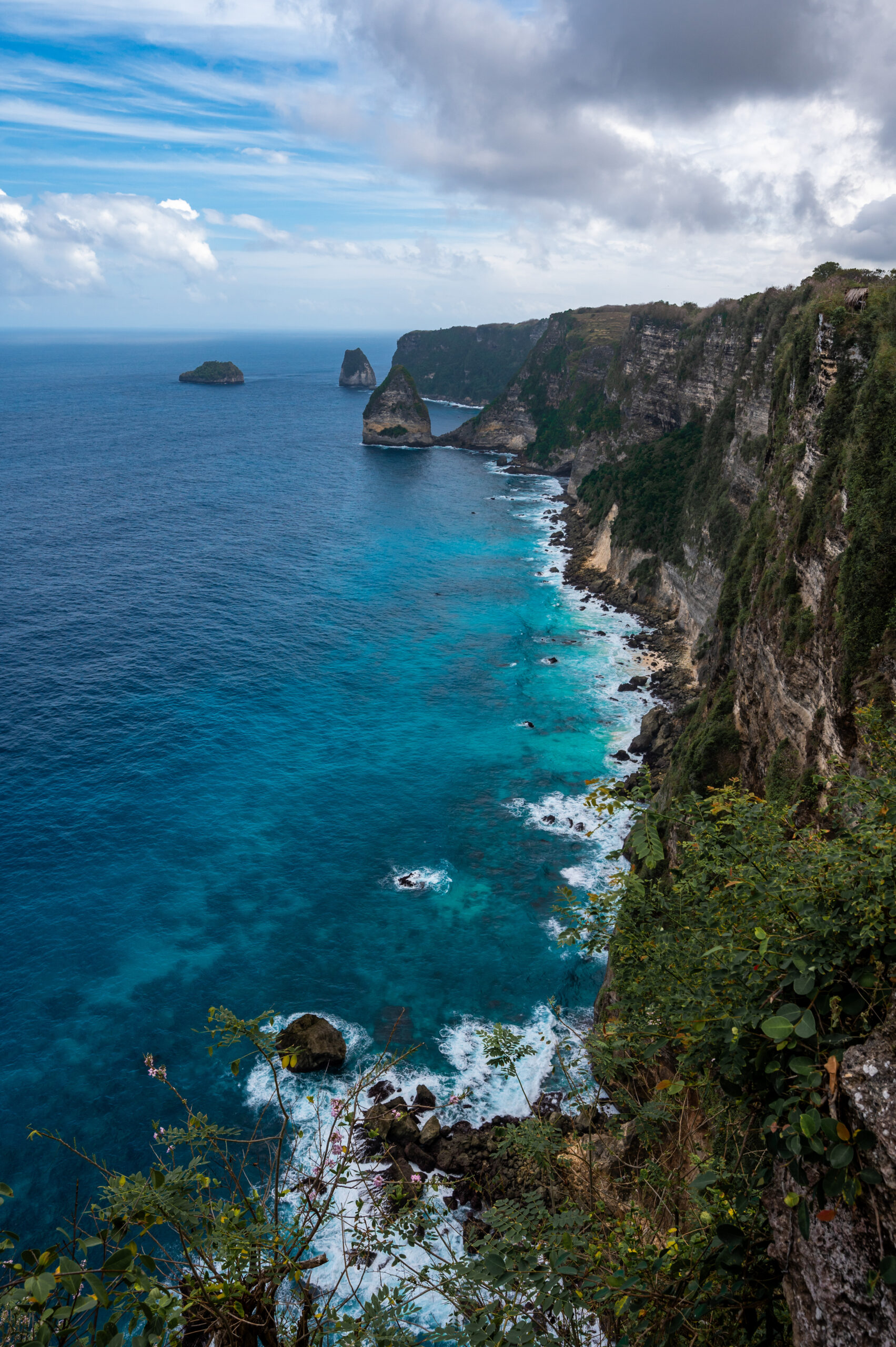 nusa penida sehenswuerdigkeiten (44) Ausblick auf Steilküsten am Viewpoint Edge of the world auf Nusa Penida